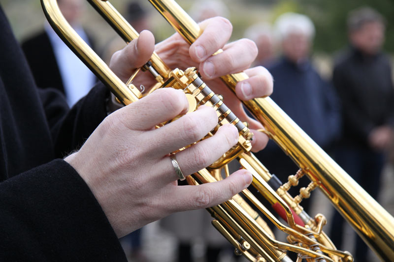 Blechbläser spielen Musik auf einer Beerdigung