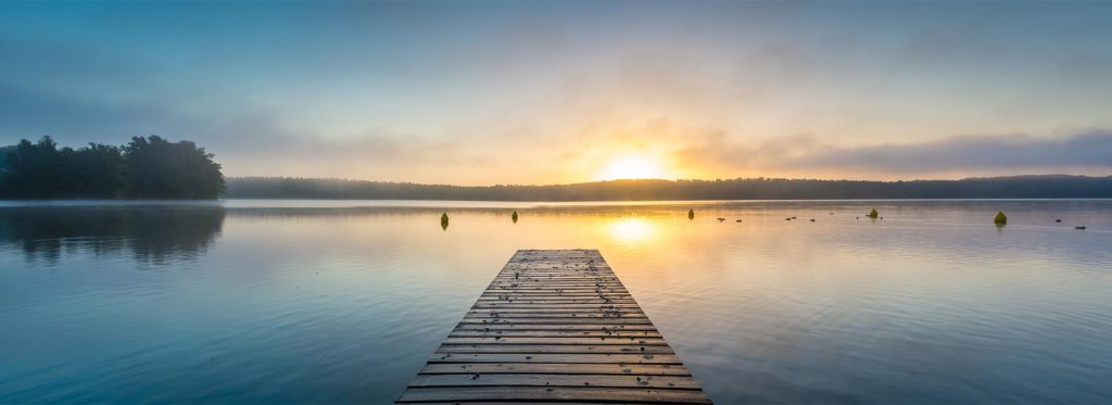 Sonnenaufgang am See mit Nebel   Panorama
