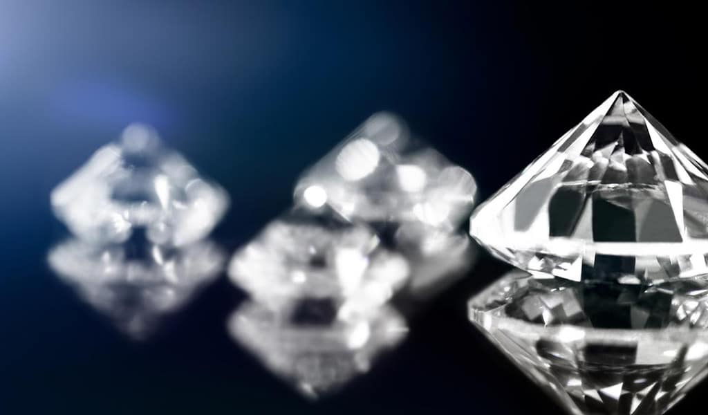 Diamanten oder Brillanten mit Spiegelungen, Nahaufnahme