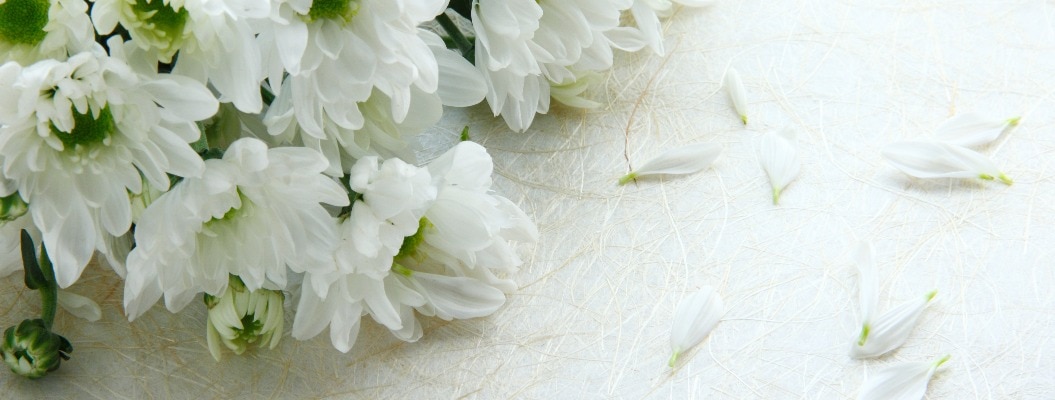 Die richtigen Blumen als Trauergesteck zur Beerdigung finden