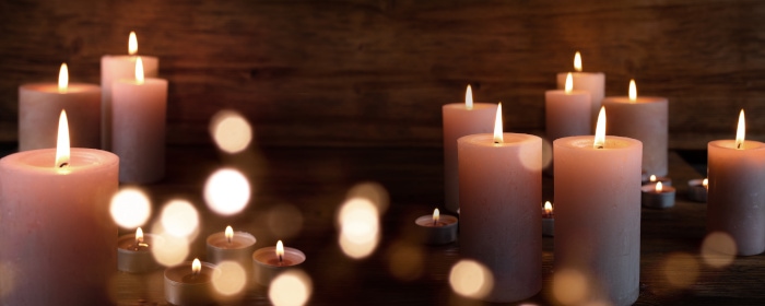 Kerzenlichter mit verschwommenem Licht auf dunklem Holz